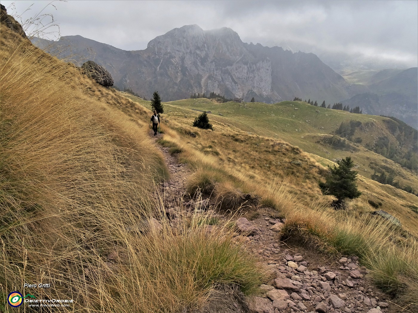 60 Nuvoloso anche al Monte Campo- si vede il Corno Branchino, ma non il Corna Piana e l'Arera.JPG